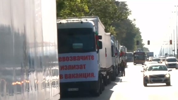 Превозвачите отново излязоха на протест Десетки камиони и автобуси се